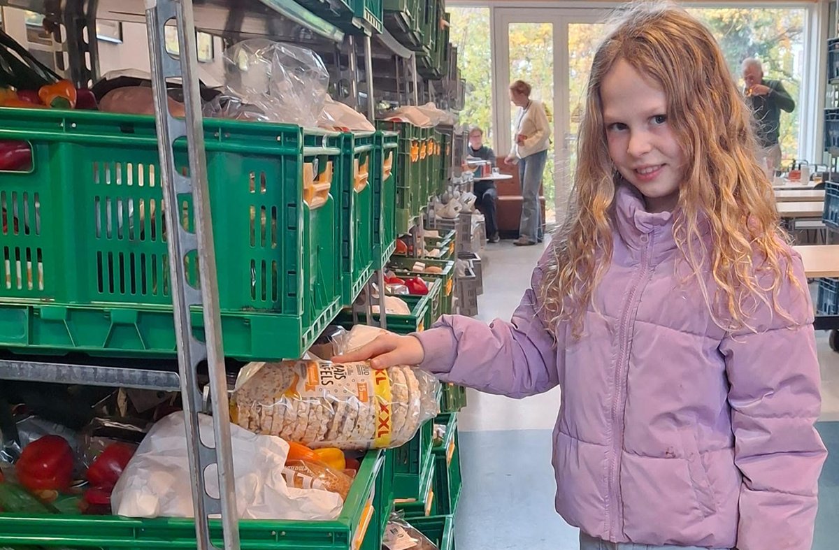Achtjarige Rosalin verrast Voedselbank met gulle gift - meerbode.nl/achtjarige-ros…