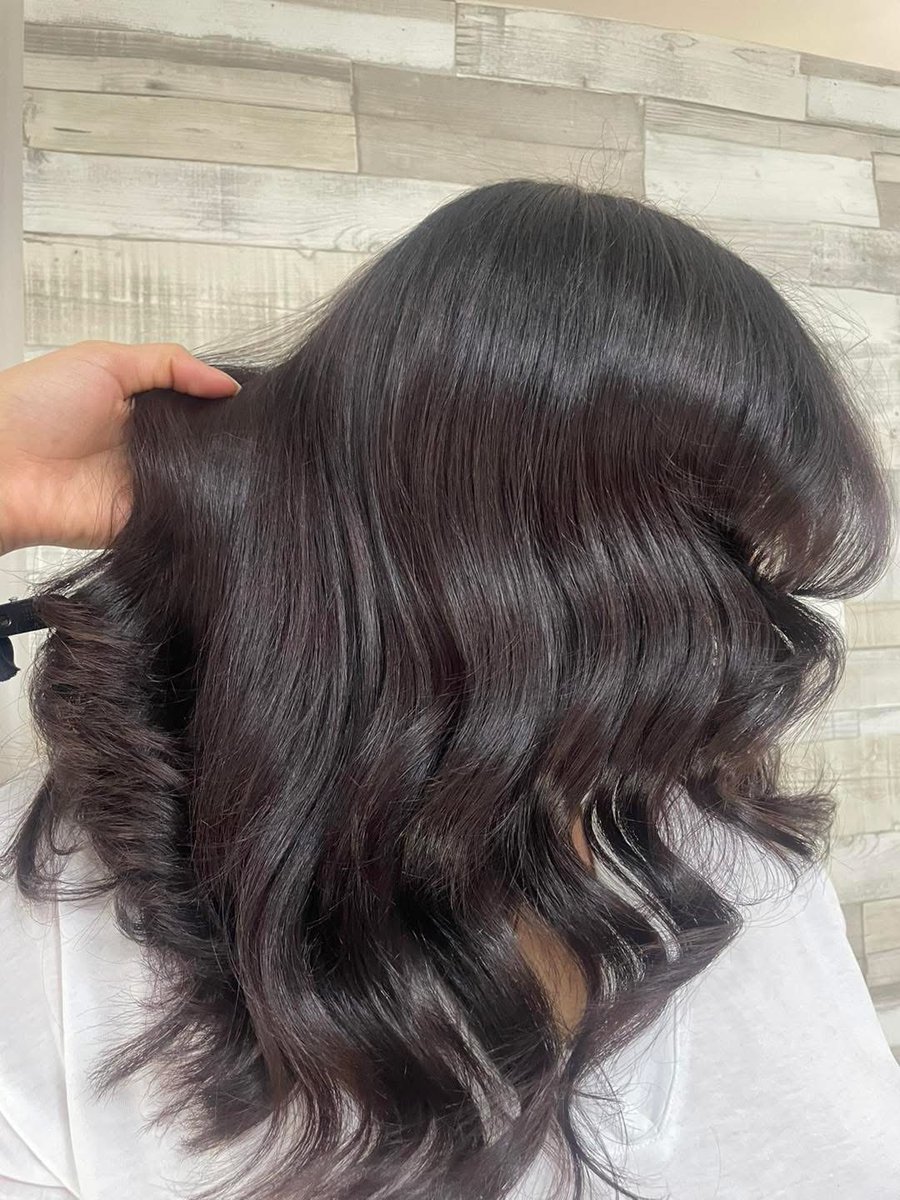 s_constantinou's tweet image. We definitely feel winter ready with this rich espresso brunette by Leonie ☕️❄️

☎️ 02920461191 to book your complimentary colour consultation or book online.

#simonconstantinou #hairdressercardiff #behindthechair #modernsalon #iamgdwell #balayage #brunettebalayage @GoldwellUK