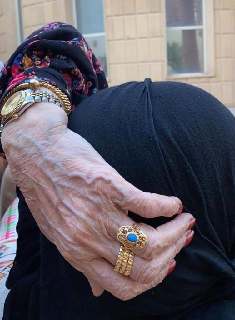 لكل شي بديل ؛ إلا أمك .♥️