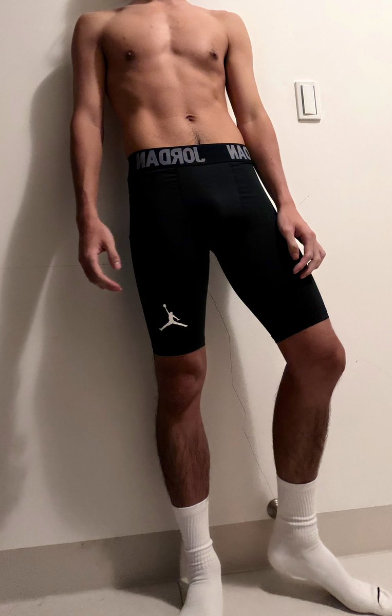 束褲當內褲穿，真的有夠硬🫣🫣🫣
找束褲同好交流
#束褲 #緊身 #內褲控 #白襪控