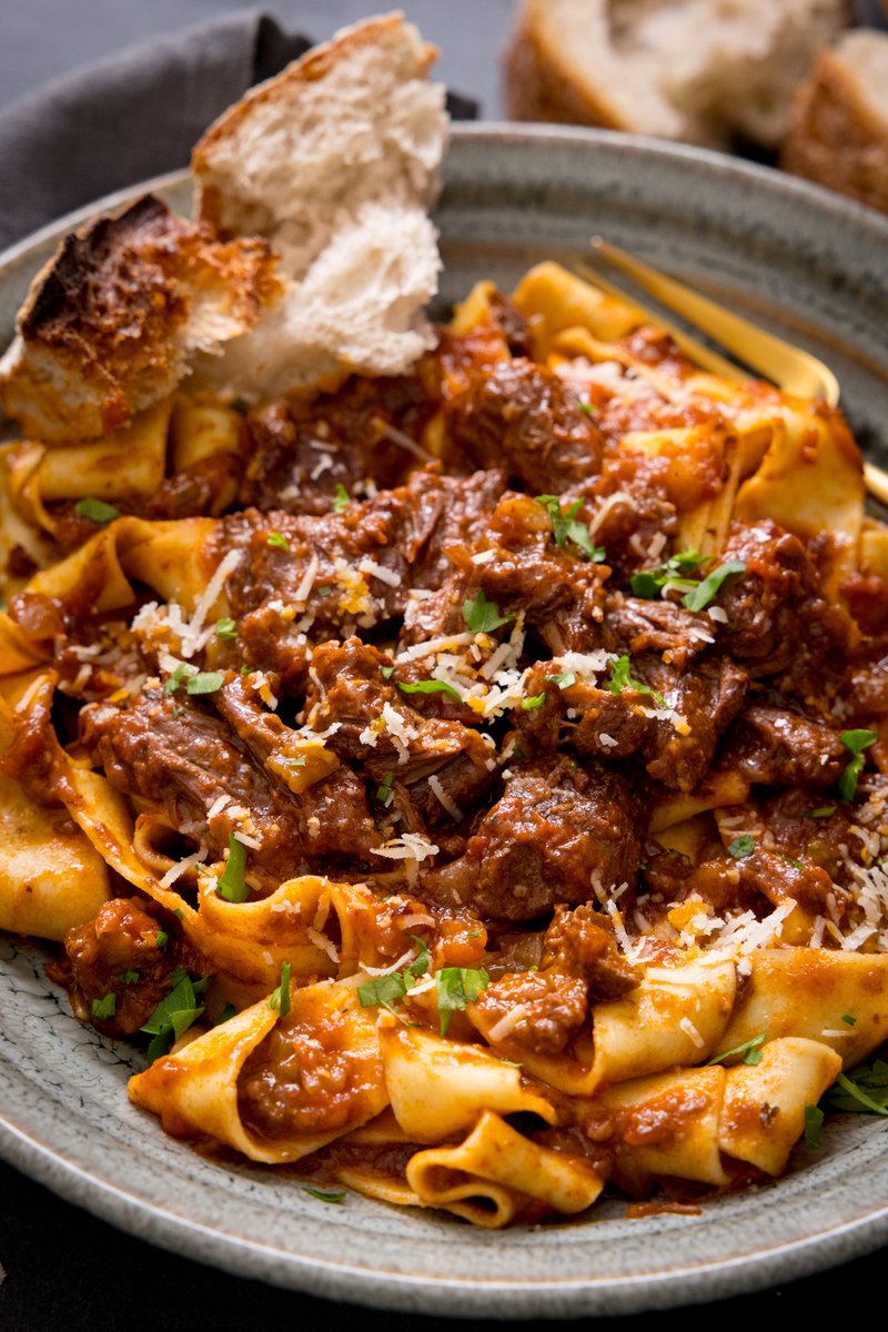 KitchenSanc2ary's tweet image. This Big Batch Beef Ragu with Pasta easily feeds 8 people. You can make the ragu ahead of time and reheat just before serving! Freezer friendly too!
#foodie #BEEF #batchcooking
kitchensanctuary.com/big-batch-beef…