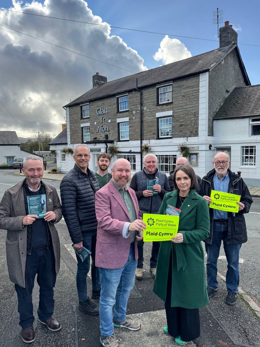 PlaidArfon's tweet image. Diolch i bobol Pennal am y croeso! Dyma enghraifft arall o gymuned sy’n hawlio ei dyfodol ei hun gyda thafarn gymunedol wych.

Thanks #Pennal for the warm welcome and conversations. It’s inspiring to see a community shaping its own future with a vibrant community-owned pub.🍺