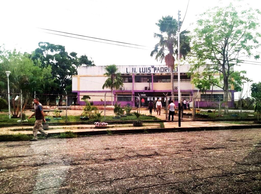 LICEO LUIS PADRINO. #Maturin, #Monagas. Fue fundado en octubre de 1971 (Caldera). Su sede actual se construyó entre mayo de 1985 y octubre de 1986, durante la gestión del presidente Jaime Lusinchi. Tiene capacidad para 1.440 alumnos. #ObrasDeLaDemocracia