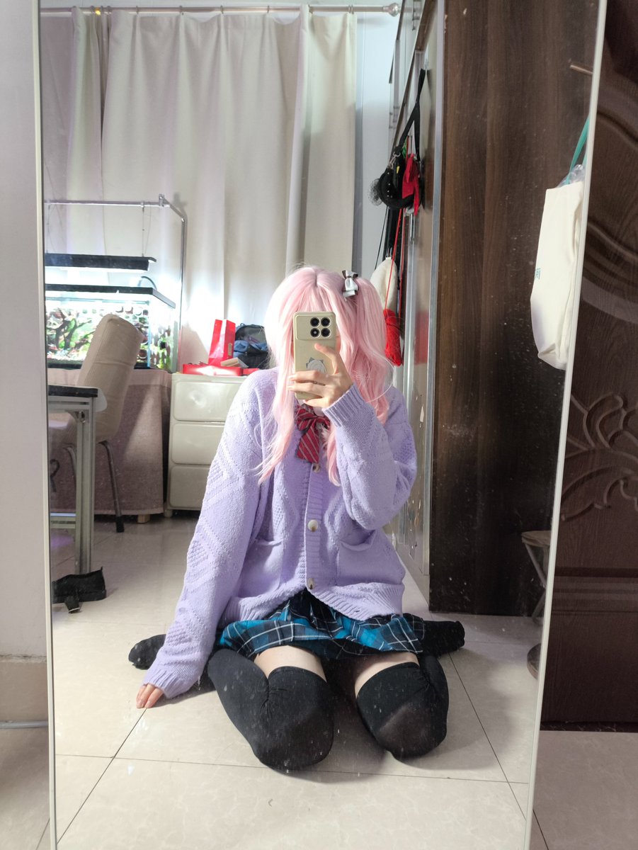 我就这样子坐在原地等着ena抱走
#伪娘