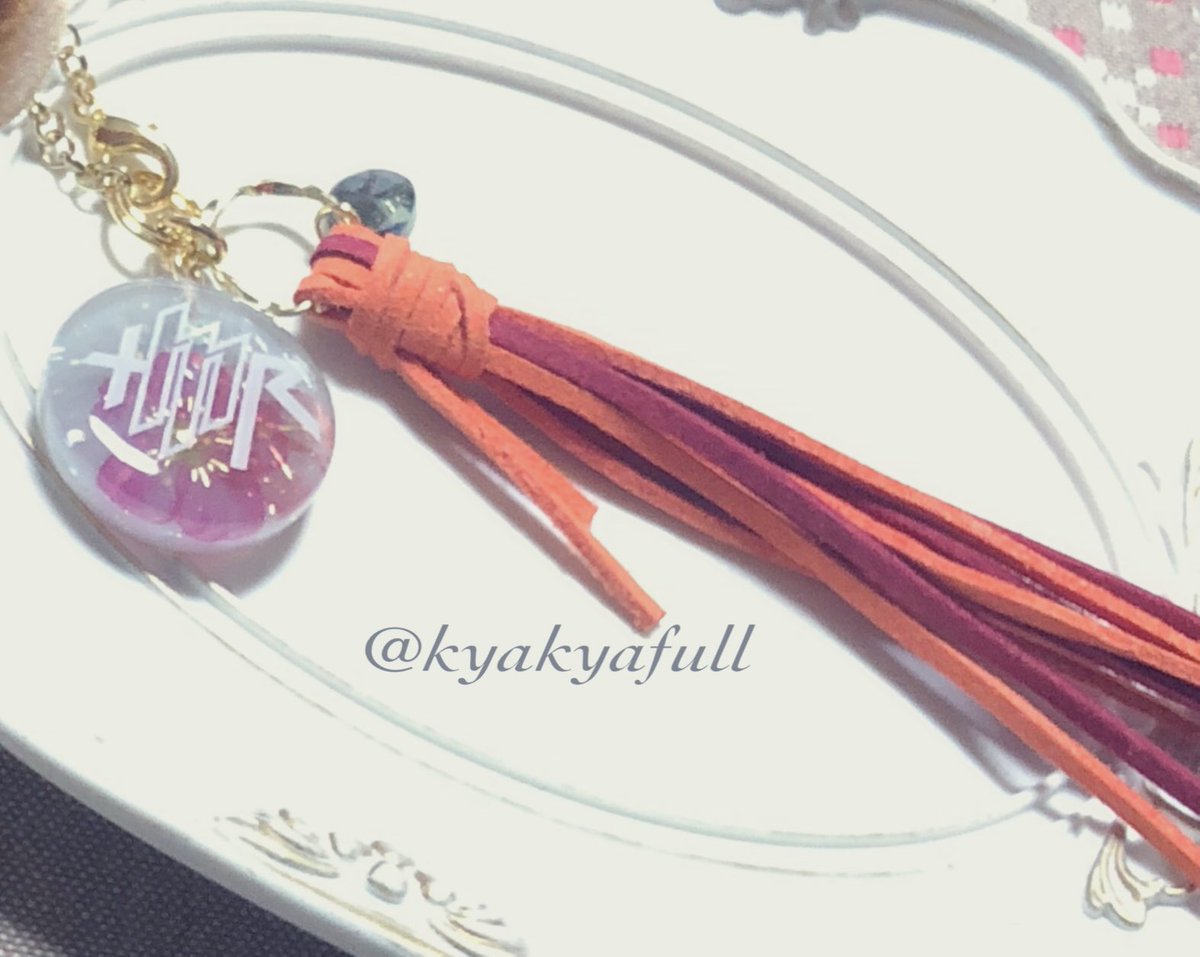 kyakyafull's tweet photo. 最近はあまり作れてませんが、先日完成したバッグチャームです👜
タッセルは感覚？で色バランスを決めたため同じ物は作れない…そんな仕上がりです笑
レジンチャームには大好きなアーティストのロゴと花のシールを封入しました☺️

#ハンドメイド好きさんと繋がりたい 
#レジン #ハンドメイド作品 https://t.co/5wKDnrCcHP