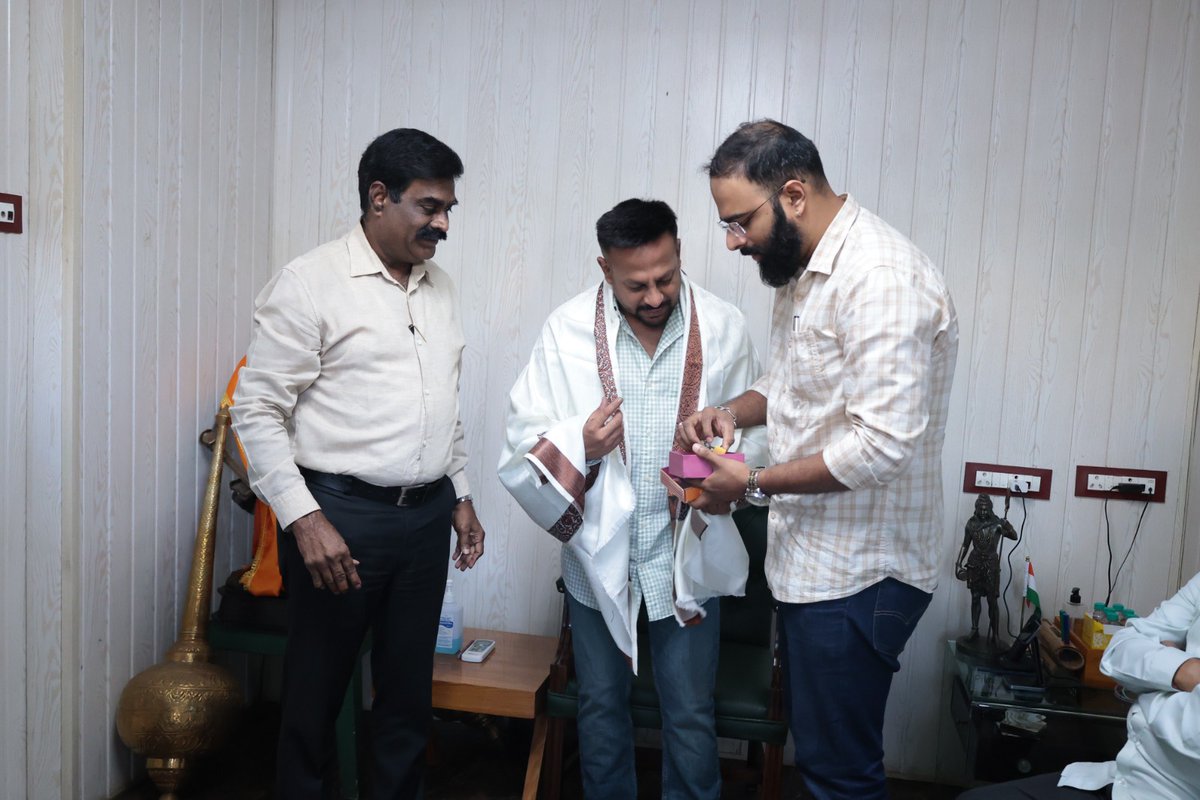 ज्यांची वेळोवेळी मला साथ लाभते व जे नेहमी माझ्यासाठी खंबीरपणे उभे राहतात असे भारतीय जनता पार्टी महाराष्ट्र प्रवक्ते, मा. नगरसेवक व माझे ज्येष्ठ भ्राता आदरणीय डॉ नील सोमय्या दादा यांना वाढदिवसानिमित्त त्यांच्या कार्यालयात भेट घेऊन शुभेच्छा दिल्या