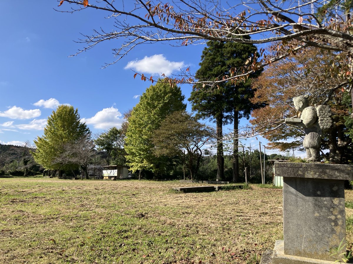 渓流沿いの遊歩道は通行止めだらけ､､令和元年の台風被害以来ずっと修復されていないとの事
(´･×･`)
予算つけてあげて､､
小学校跡地では二宮金次郎だけが一人残されていました😢