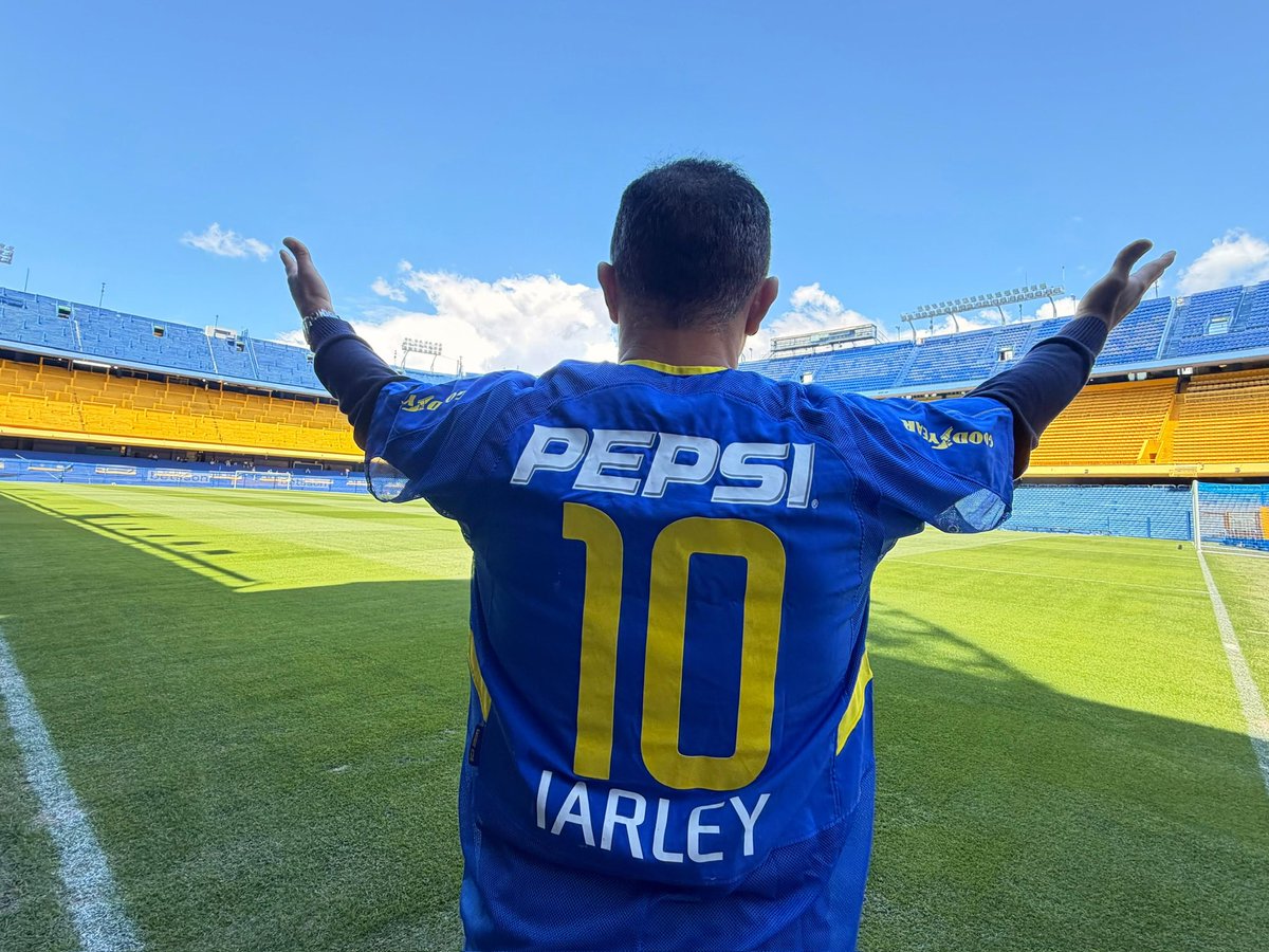 Voltar à Bombonera é reviver uma parte da minha história.
Cada canto desse estádio tem um som, uma lembrança, uma emoção que nunca se apaga.
Hoje, assistindo ao Superclássico, senti o mesmo arrepio de quando entrei aqui como jogador. 💙💛💙