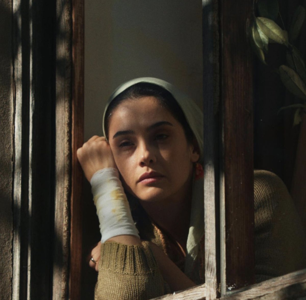 populicc's tweet image. Bir Başkadır dizisi, 5 yıl aradan sonra 4 bölümlük yeni sezonuyla dönüyor. 

• Öykü Karayel, Fatih Artman, Okan Yalabık ve Nur Sürer&apos;in kadroda yer alacağı öğrenildi.