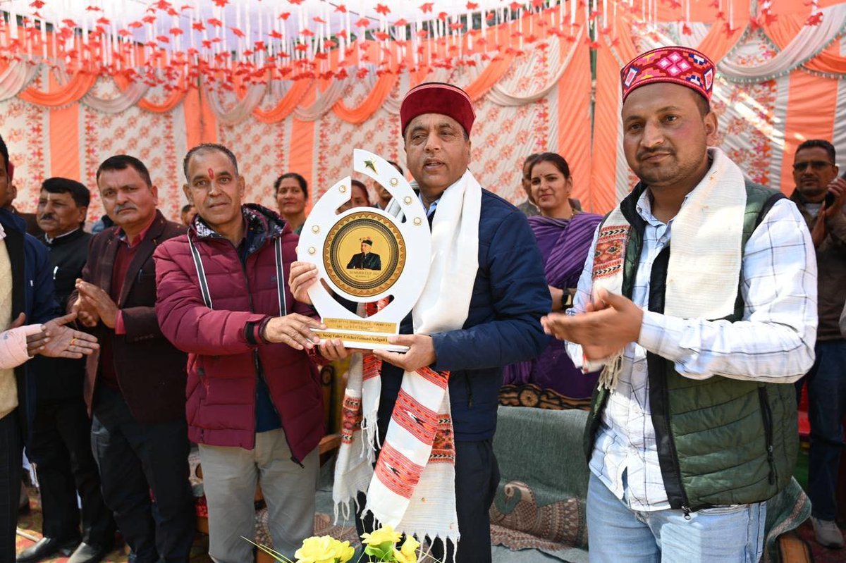 jairamthakurbjp's tweet image. सराज के धबेहड़ में आयोजित समर क्रिकेट कप-2025 के समापन समारोह में शामिल हुआ।

खेल केवल मनोरंजन का माध्यम नहीं, बल्कि यह अनुशासन, एकता और सकारात्मक जीवनशैली की प्रेरणा देता है।

आज के युवा वर्ग को खेल को अपने जीवन का अभिन्न हिस्सा बनाना चाहिए और नशे जैसी बुराइयों से दूर रहकर एक…