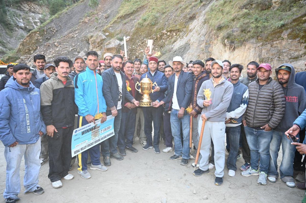 jairamthakurbjp's tweet image. सराज के धबेहड़ में आयोजित समर क्रिकेट कप-2025 के समापन समारोह में शामिल हुआ।

खेल केवल मनोरंजन का माध्यम नहीं, बल्कि यह अनुशासन, एकता और सकारात्मक जीवनशैली की प्रेरणा देता है।

आज के युवा वर्ग को खेल को अपने जीवन का अभिन्न हिस्सा बनाना चाहिए और नशे जैसी बुराइयों से दूर रहकर एक…