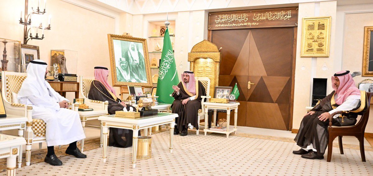 ثمّن سموه ماتحقق من إنجاز لإمارة المنطقة في مؤشرات التحول الرقمي ..

سمو #أمير_منطقة_القصيم :
إمارة المنطقة كانت من أوائل القطاعات التي سخرت التقنية لمواكبة العصر ومنها على سبيل المثال خدمة صوت المواطن وكذلك عين الصقر لمراقبة التعديات ومركز التحكم والسيطرة ، التي أسهمت في تعزيز