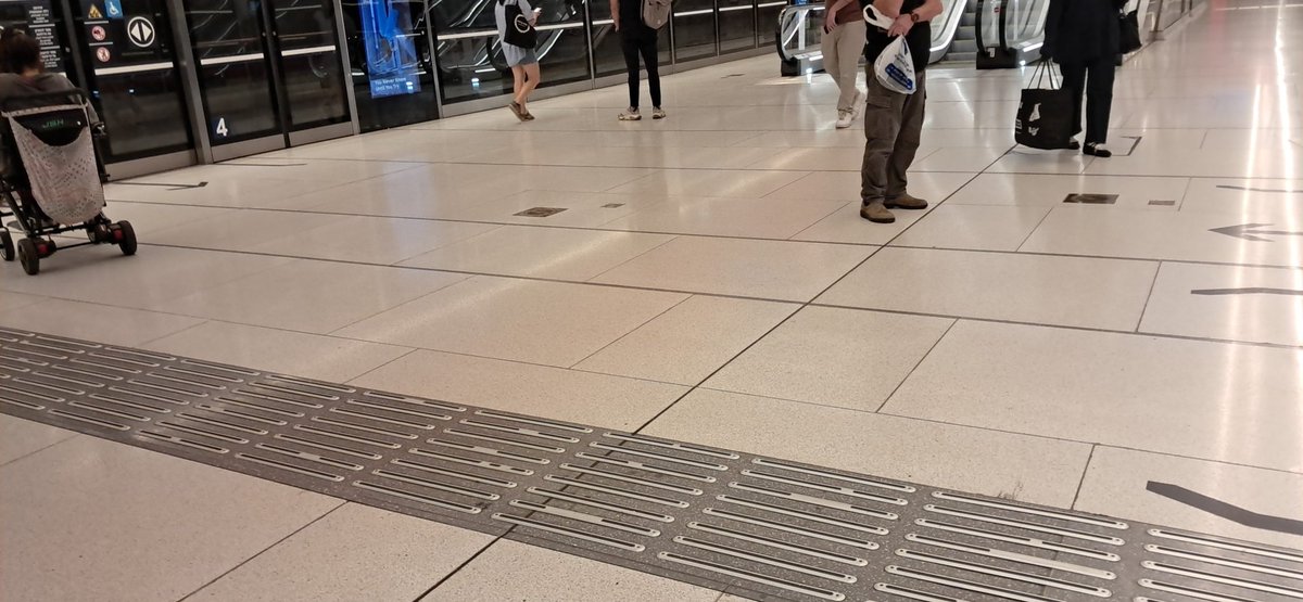 בא לי שיהיו ספסלים בתחנות הרכבת הקלה. ושמי שתיכנן אותן בלי ספסלים יעמוד בצינוק צר ונמוך.