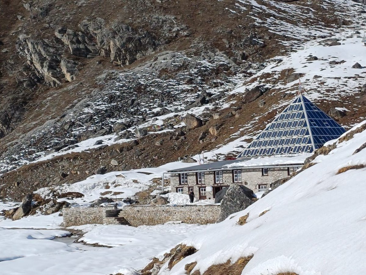 OGS_IT's tweet image. 🏔️ Nuove strumentazioni sull&apos;Everest! un team di @crs_rts, ha potenziato la stazione sismologica a 5050 metri di quota, installata da #OGS, @evk2cnr e NAST.🌍❄️
🔗ogs.it/it/notizie/nuo…
#OGS #Everest #Ricerca #Sismologia #Icequakes #Clima #Himalaya #ScienzaItaliana