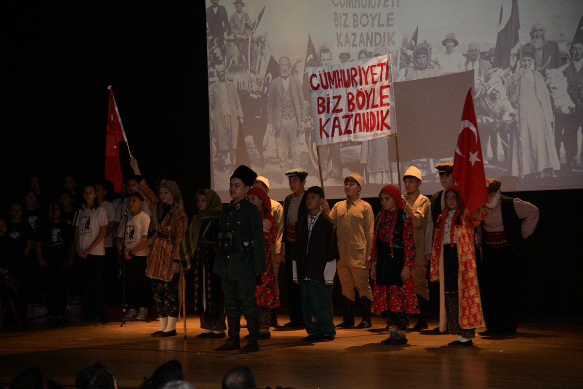 kazan_belediye's tweet photo. Cumhuriyetimizin kurucusu Gazi Mustafa Kemal ATATÜRK’ü, Fatih Ortaokulu’nun hazırladığı anlamlı programda bir kez daha saygı ve minnetle andık.

@selimcirpanoglu https://t.co/UyNETkQpCq