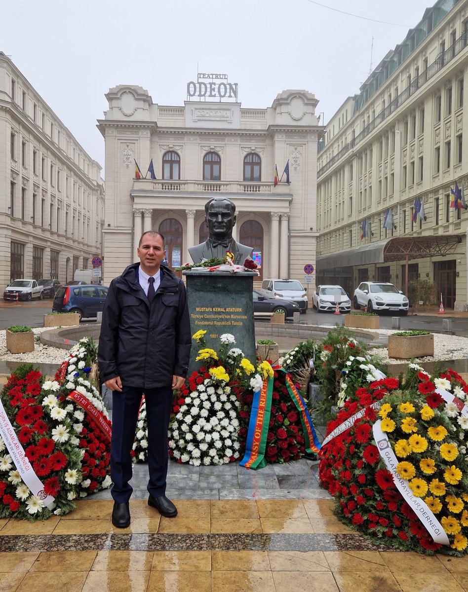 Bu yıl ilk defa yurt dışında 10 Kasım anma törenine katıldım. Romanya’da Bükreş Büyükelçiliğimiz tarafından düzenlenen törendeyiz. 

Saygı ve minnetle anıyoruz…

#Atatürk #bucharest #cyberpark #10kasım