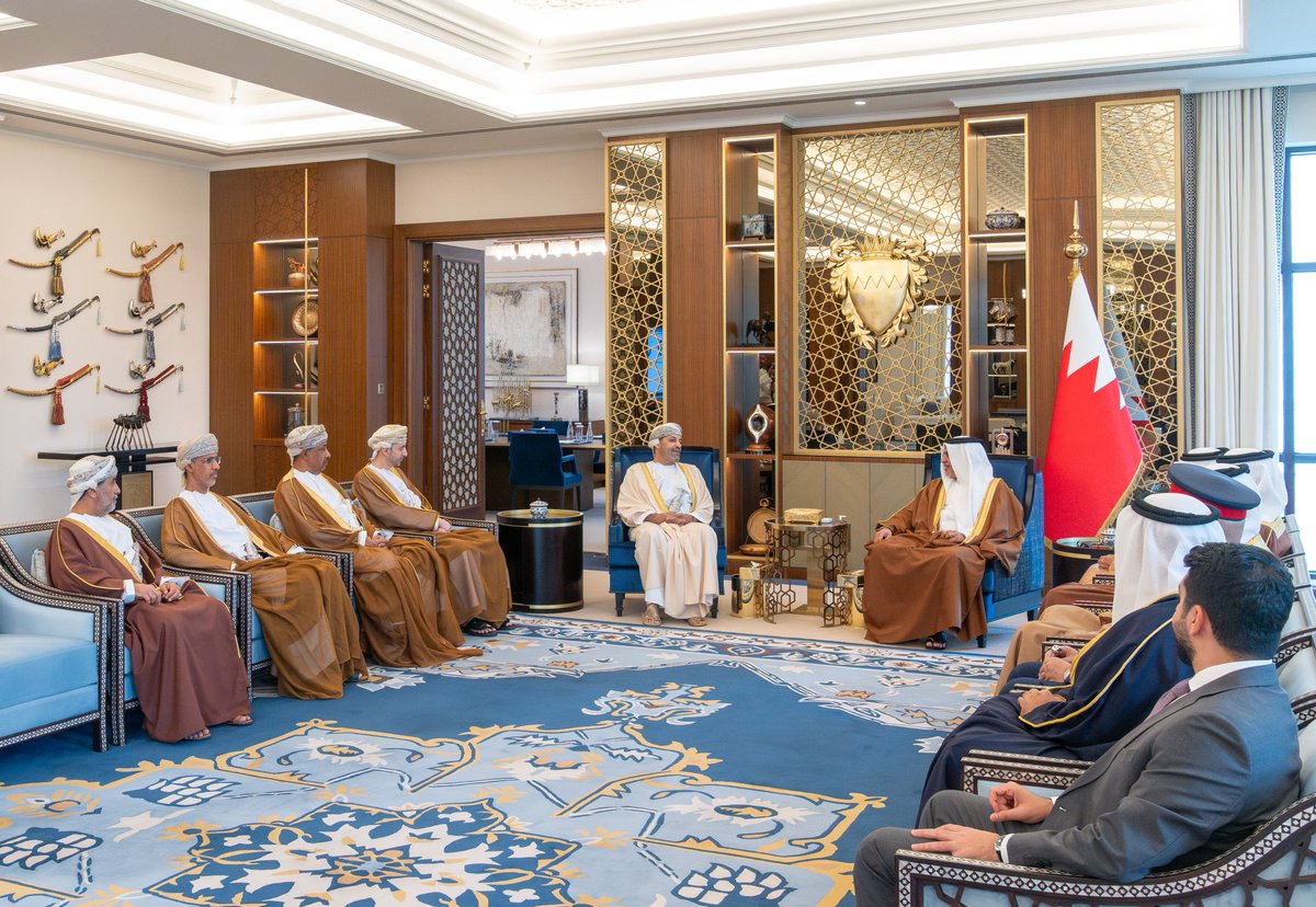 استقبل صاحب السُّمو الملكي الأمير سلمان بن حمد آل خليفة ولي العهد، رئيس مجلس الوزراء في مملكة البحرين،اليوم، معالي السّيد حمود بن فيصل البوسعيدي وزير الداخلية، وذلك بمقر مجلس الوزراء في المنامة.

جرى خلال المقابلة استعراض العلاقات الثنائية المتينة التي تجمع بين سلطنة عُمان ومملكة