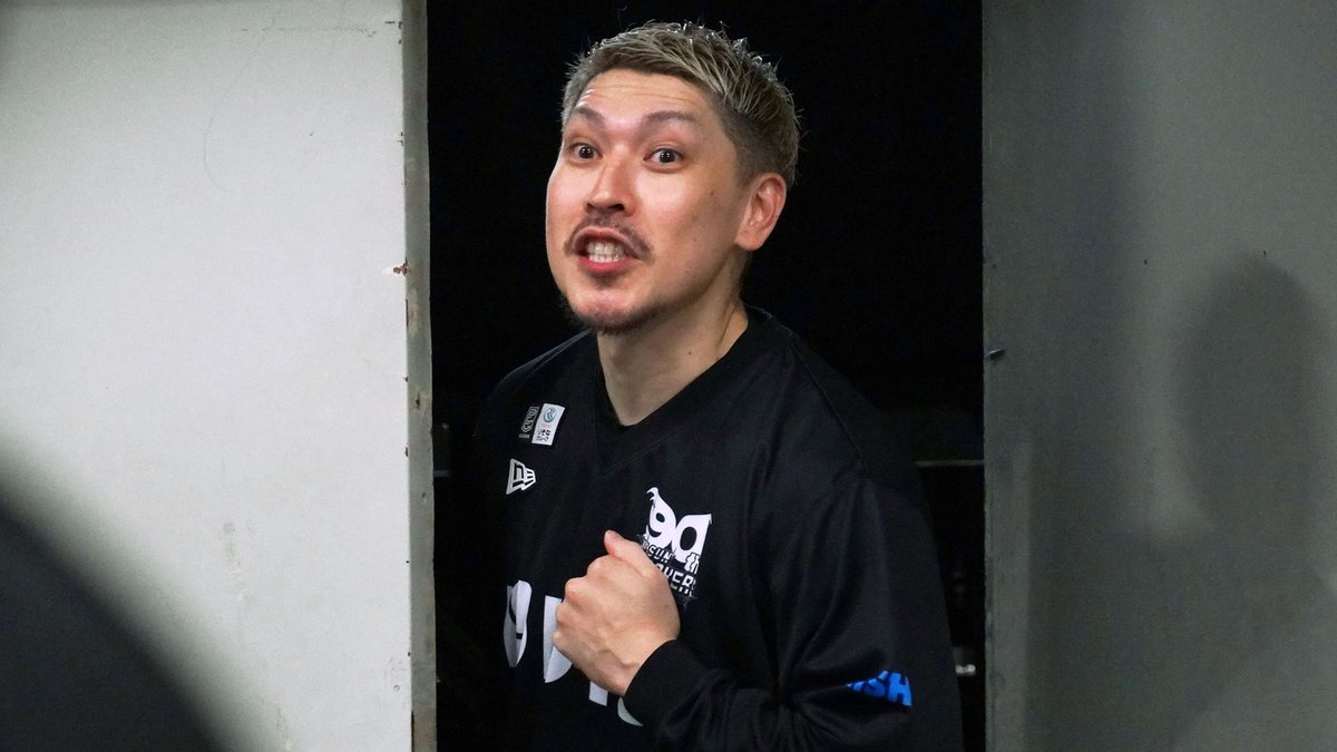 #トーマス・ウェルシュ 選手の会見をのぞき見しいていた #山内盛久 選手。

リバウンドに関する質問に対する返答として、「気持ち、気持ち」と助言。
ウェルシュ選手は戸惑いつつも「キモ、チ」と小声で繰り返していました。