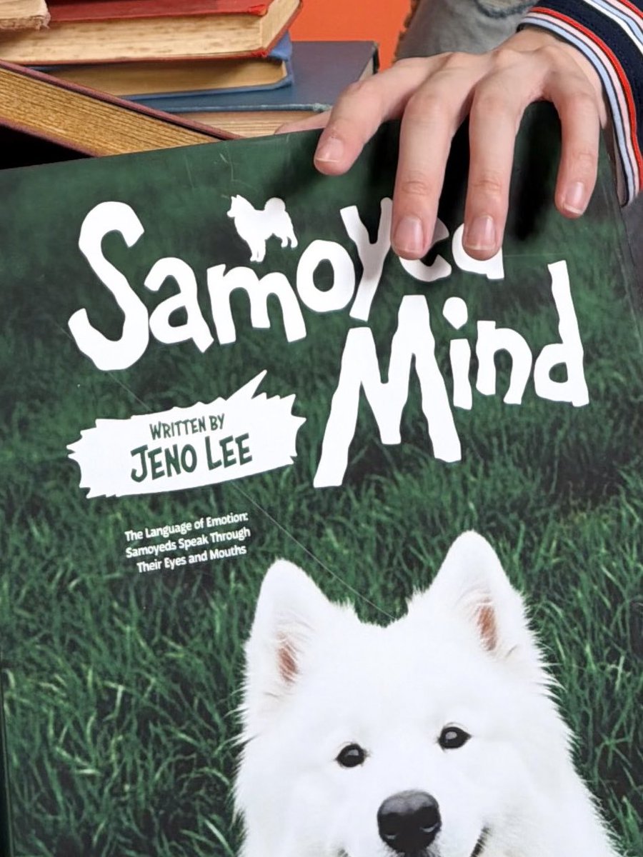 น่ารักมากกกกกกกก ดีเทลน่ารักมากเยย หนังสือที่น้องเล่อจับตรงนิเป็นหนังสือ Samoyed Mind (ความคิดของซามอยด์) เขียนโดย เจโน่ ลี 🐶💘

‘ภาษาของความรู้สึก: ซามอยด์สื่อสารผ่านสายตาและปากของพวกเขา‘

55555555555555555555555555 คือหนังสือซามอยด์ เขียนโดยซามอยด์นินา