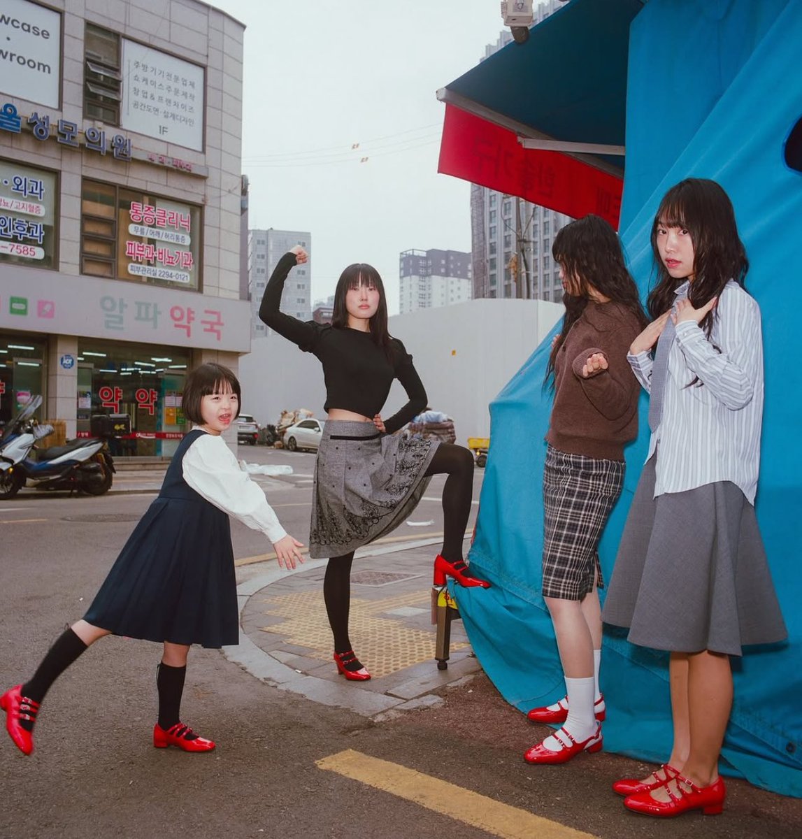 StreetFashion01's tweet photo. French footwear brand Carel had photographer Matthieu Quatravaux shoot their campaign in Seoul and it’s so so good https://t.co/RkhOrVqt8D