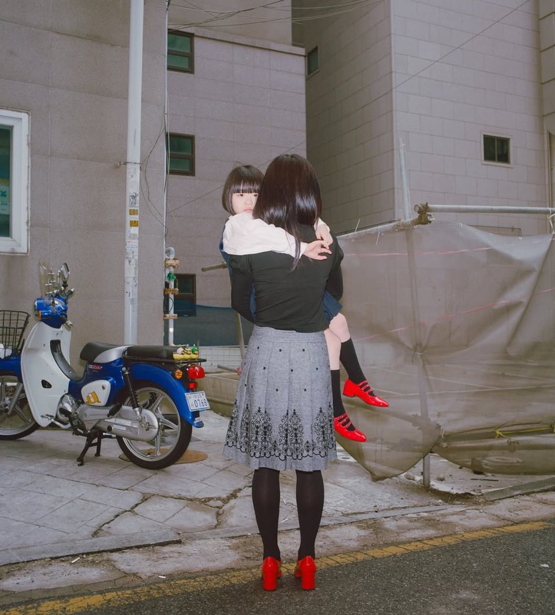 StreetFashion01's tweet photo. French footwear brand Carel had photographer Matthieu Quatravaux shoot their campaign in Seoul and it’s so so good https://t.co/RkhOrVqt8D