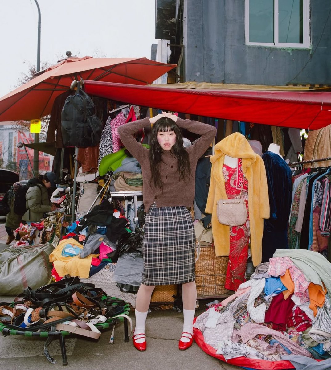 StreetFashion01's tweet photo. French footwear brand Carel had photographer Matthieu Quatravaux shoot their campaign in Seoul and it’s so so good https://t.co/RkhOrVqt8D