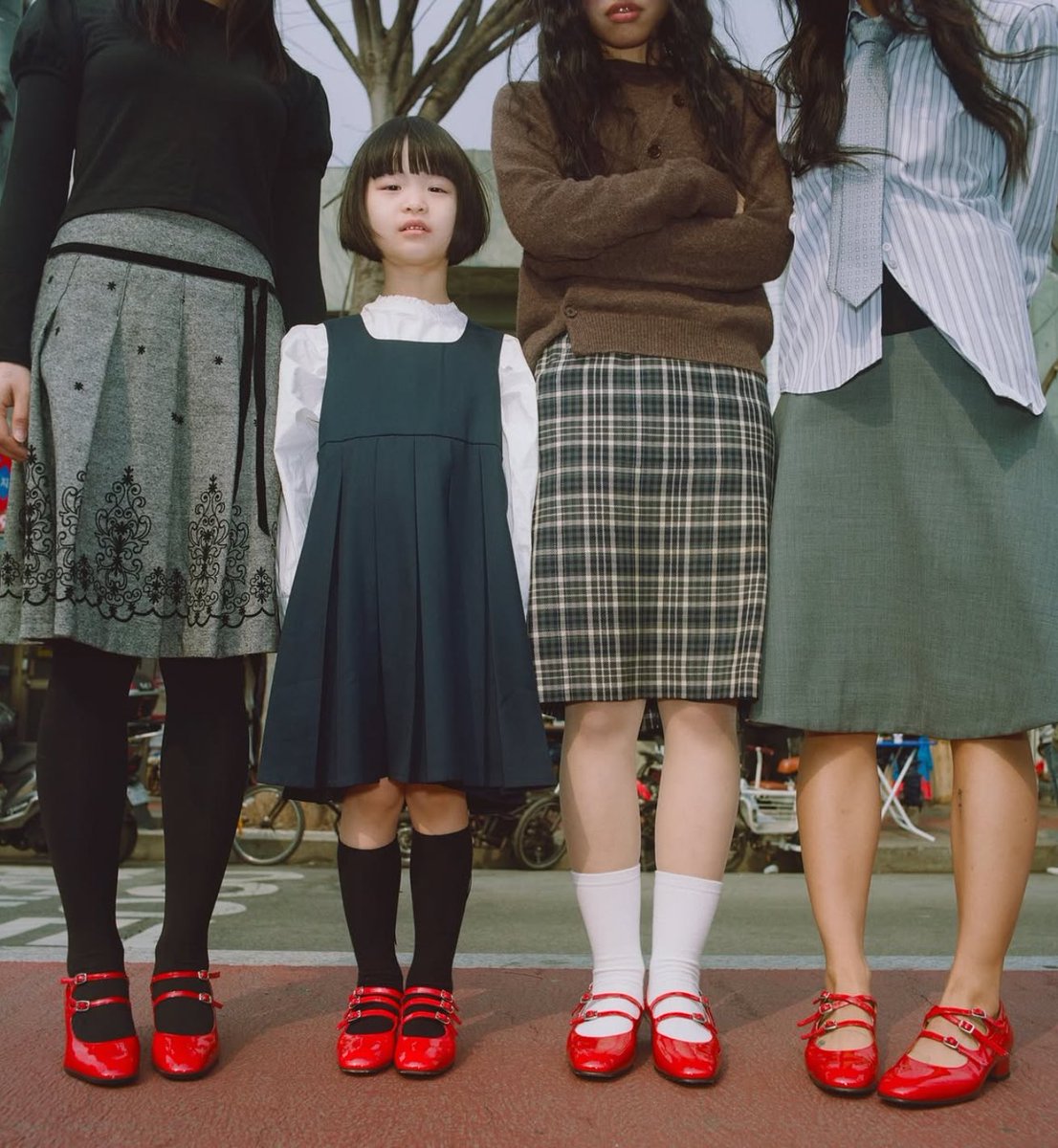 StreetFashion01's tweet photo. French footwear brand Carel had photographer Matthieu Quatravaux shoot their campaign in Seoul and it’s so so good https://t.co/RkhOrVqt8D