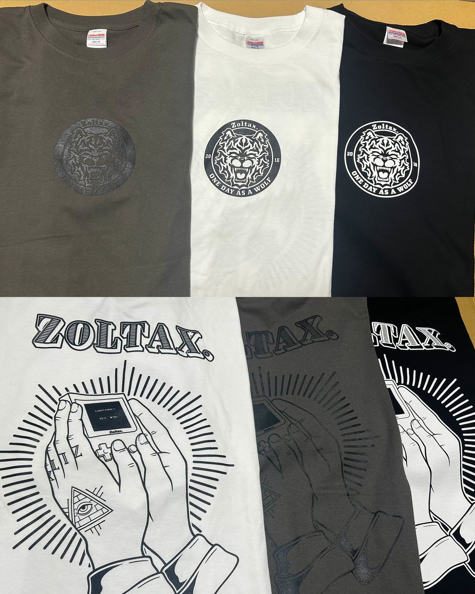 Zoltax3's tweet photo. 【新作アイテム紹介】
💊風雷SK8パーカー
かなり厚めの12.4ozで裏起毛のヘビーでタフなボディ🔥
めっちゃ暖かいです✌
フロントは刺繍のワンポイント
バックプリントはインクジェットで味わいのある仕上がり
カラー : ブラック, ストーン
サイズ : M, L, XL
価格 : 7,000円

💊風雷SK8コーチジャケット
ナイロン素材のコーチジャケットとは違い、マットな質感で落ち着いた印象のボディ🔥
裏地付きのタイプで高級感もあり保温性も⭕
フロントはシルクスクリーンでパキッと
バックプリントはDTFが鮮やかで存在感抜群
カラー : ブラック, ストーン
サイズ : M, L, XL
価格 : 7,000円

💊Playing Hands Tシャツ
United Athle 5001-01の5.6ozド定番ボディ
前後ともシルクスクリーンでパキッとしててカッコいいし耐久性も⭕
カラー : ホワイト, ヘイジーブラック, ブラック
サイズ : M, L, XL, XXL
価格 : 3,000円

💊ステッカー
車やバイクに貼れる耐候性抜群の素材を使用したダイカットステッカー
セットで販売します✌

#デザフェス62 #デザインフェスタ62
#デザフェス62お品書き