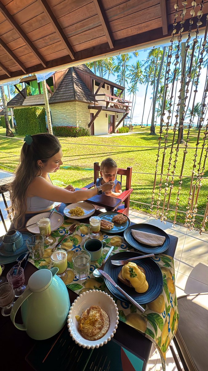 Posso não ter um Rolex ou uma Ferrari…

Mas é segunda-feira e…
- Tô tomando café da manhã vendo o mar do Nordeste, com minha esposa e meu filho e família.
- Tenho tempo pra curtir cada momento, sem pressa, sem reunião nem relógio mandando em mim.
- Vejo meu filho brincar na