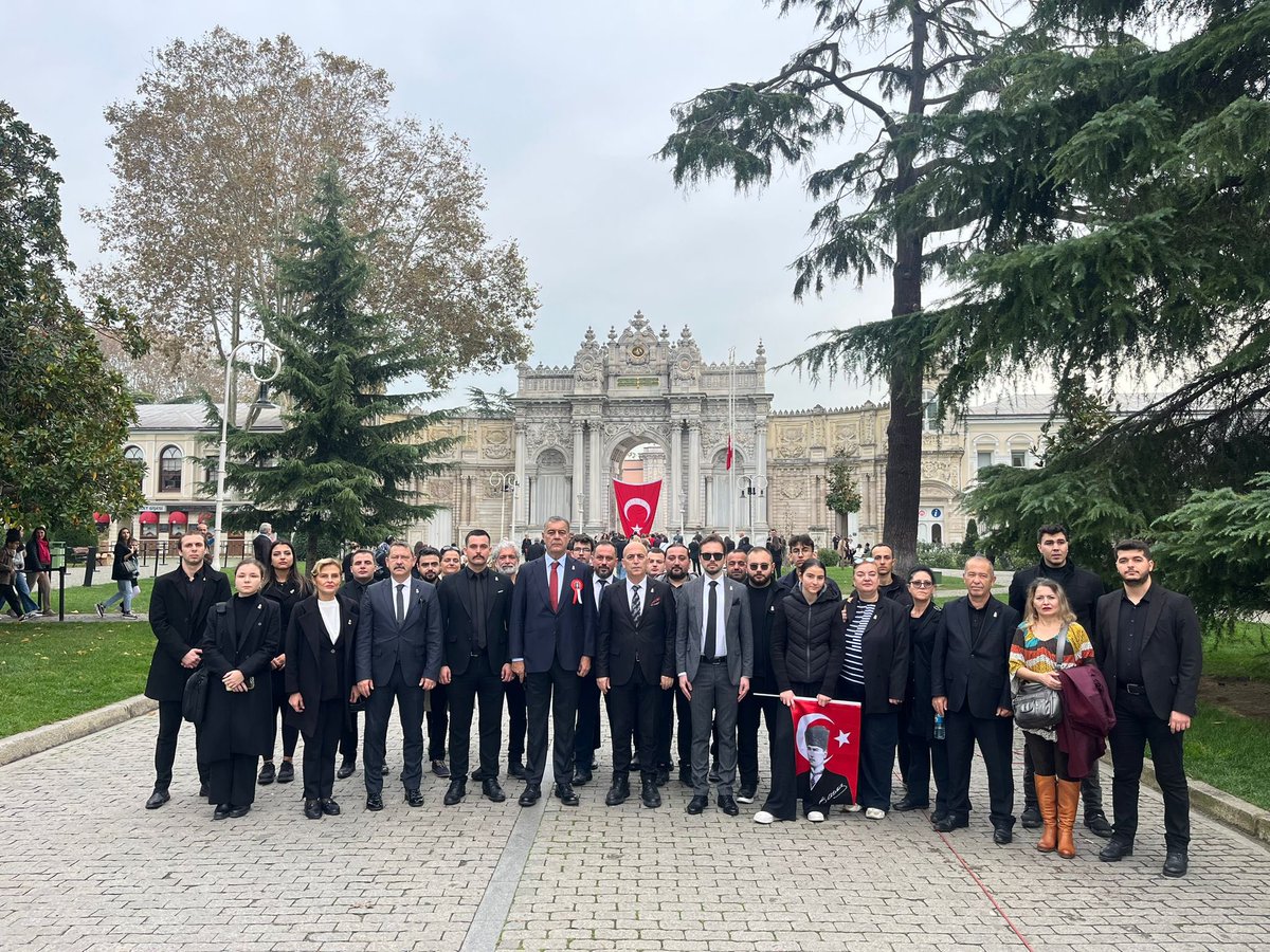 Bu sabah Taksim Cumhuriyet Anıtı’nda törenlere katılarak Zafer Partisi çelengimizi sunduk, Ulu Önder Gazi Mustafa Kemal Atatürk’ün aziz hatırası için saygı duruşunda bulunduk. Ardından ebediyete intikal ettiği Dolmabahçe’de manevi huzuruna giderek kendisini bir kez daha minnetle