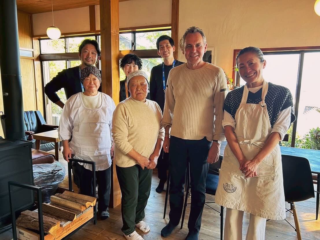 merepalekaiko's tweet photo. 佐渡へ来るクルーズ船の
現地ツアーを考えるために
素材視察兼新聞記事の取材で
お客様がいらして頂きました。

佐渡観光交流機構の���アー
虫崎で海苔巻き体験を実際に
地域のお母さんたちと巻き巻き体験！
私たちもとっても楽しい時間に。

佐渡観光交流機構の皆様
ありがとうございました！ https://t.co/2HemzxXsA6