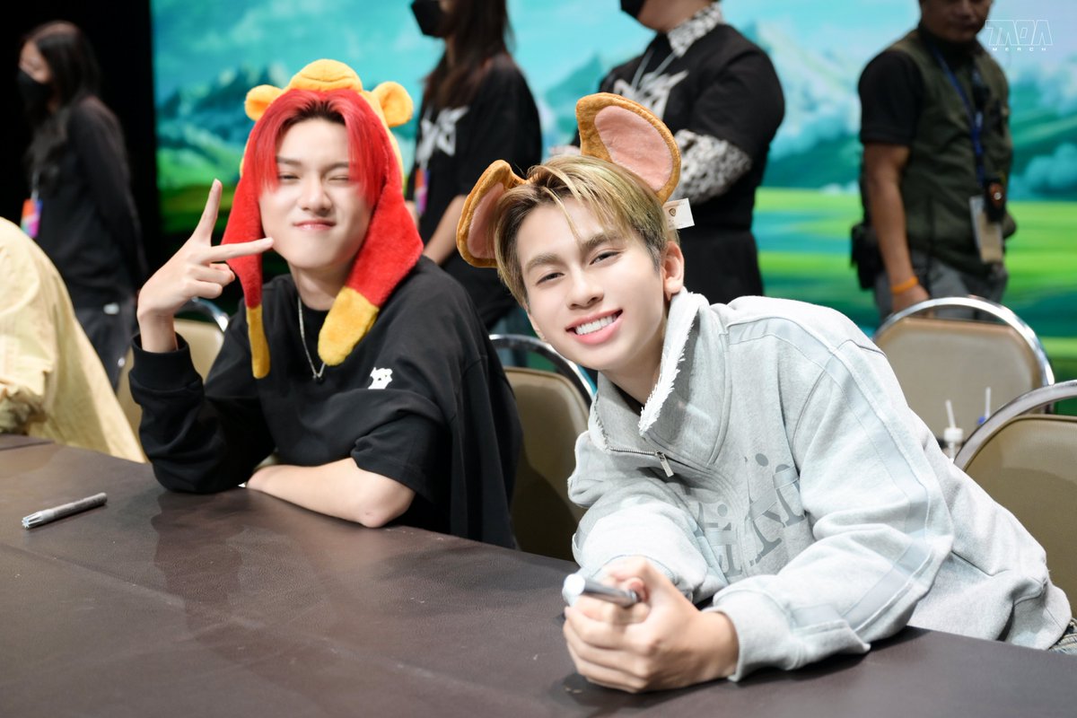 แชะภาพน่ารัก ๆ จาก DICE POSSIBILITIES THE FIRST ALBUM FANSIGN มาฝากทุกคน 💖 #1

#DICE_POSSIBILITIES_FANSIGN
#DICE_THEFIRSTALBUM
#DICE_SONRAY
#TADAMERCH