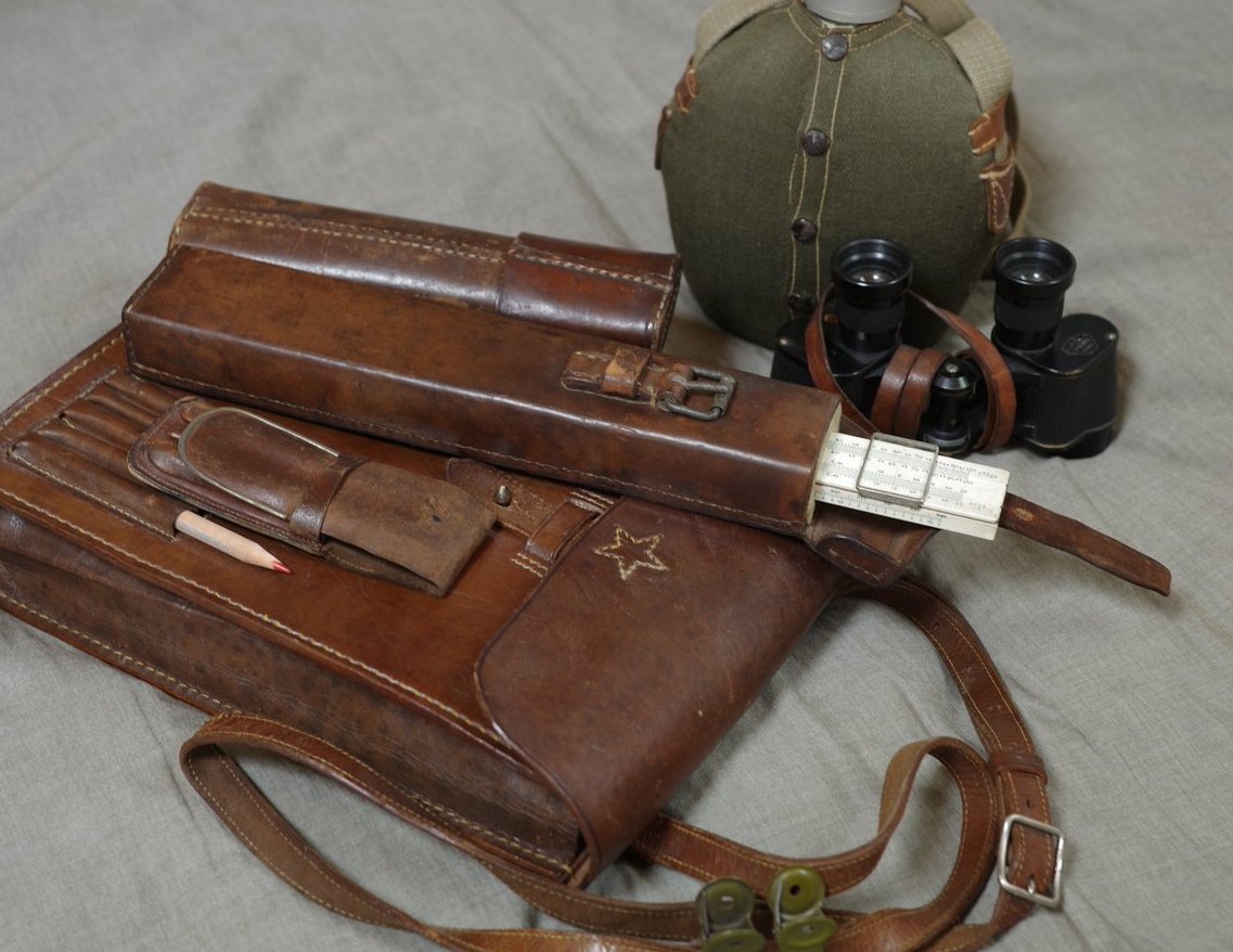 lxxxivcorps's tweet image. 有名な山本七平がフィリピン戦時に砲兵聯隊の観測将校だったという事で、氏の戦記を読んで以来砲兵将校の図嚢携行品として欲しかった砲兵計算尺ですが幸運にも入手する事が出来ました。

時々見掛ける大型図嚢は砲兵将校が10inある計算尺を収納する為の物だったんじゃないかとか思ってます。