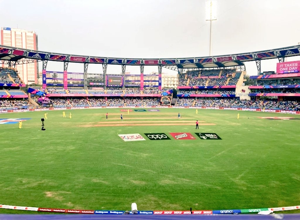 अपमानित केल्यावर गप्प बसेल तो मराठी कसला!

#वानखेडे हे जिवंत उदाहरण — “#घाटी क्या स्टेडियम बांधेगा!” असा अपमान झाला आणि मराठी माणसाने आंतरराष्ट्रीय #स्टेडियम उभं केलं. इतकंच नाही, त्या अपमान करणाऱ्याचंच नाव एका स्टॅन्डलाही दिलं.

नाद करा… पण #मराठी माणसाचा नाही!