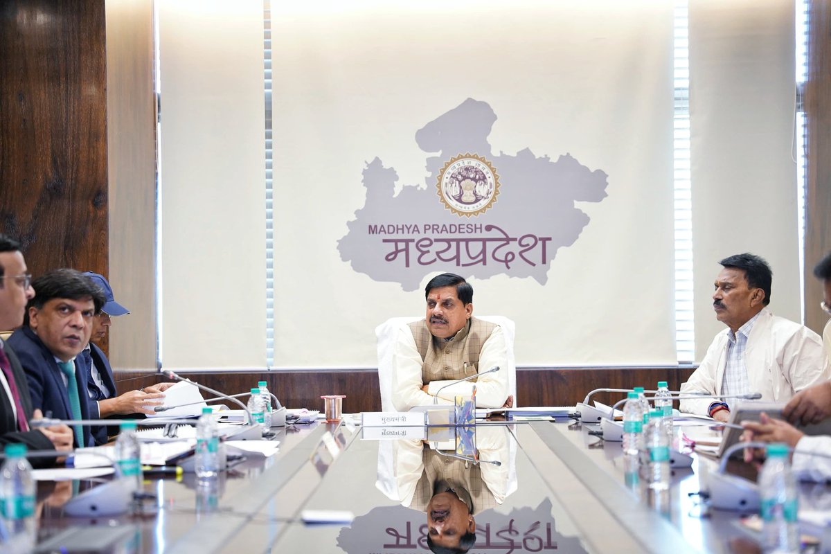 DrMohanYadav51's tweet photo. आज मंत्रालय में नर्मदा घाटी विकास प्राधिकरण एवं नर्मदा नियंत्रण मण्डल की बैठक में संचालित परियोजनाओं की समीक्षा की। साथ ही सभी निर्माणधीन सिंचाई व अन्य श्रेणी की परियोजनाओं के शेष कार्यों को समय-सीमा में पूर्ण करने के निर्देश दिए। https://t.co/gVLNZVp3ir