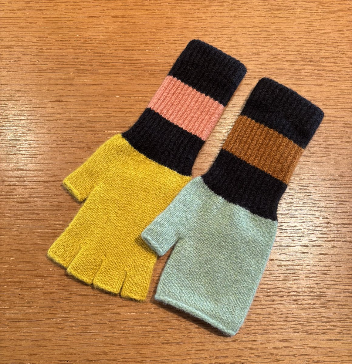 MANOAinter's tweet image. New Arrivals🧤JO GORDON

コートの季節になると、手元を明るくしてくれるキュートな配色のニットグローブもオススメ！スマホ時代にばっちりなフィンガーレスタイプです。手首のリブは長めで、袖口からの冷気もシャットアウト。グリーンはミトン指ナシ、イエローは指切りタイプのデザイン。
各¥15400