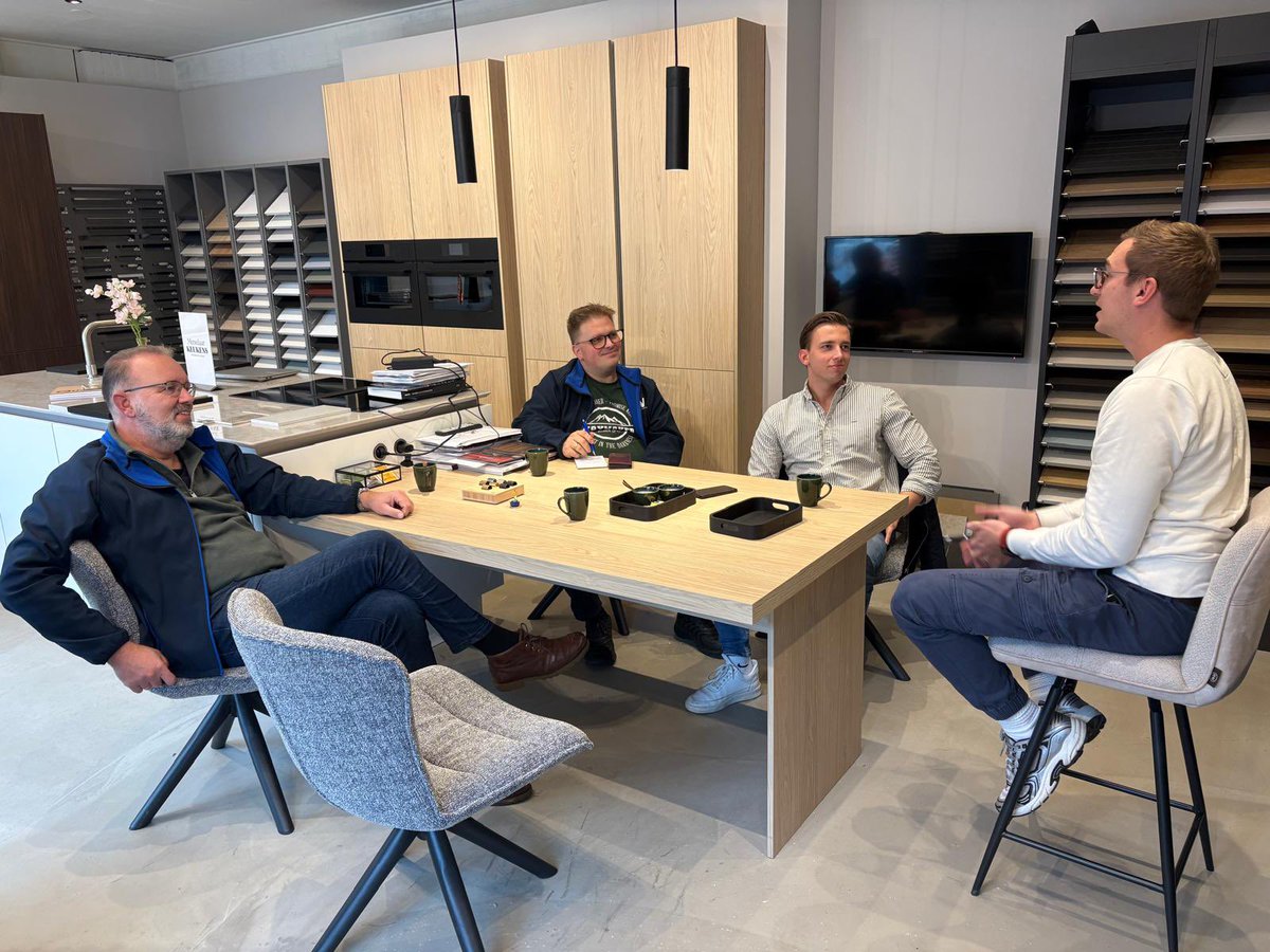 Kijk daar, een metselaar! Maar deze Metselaar heet Ricardo, en is sinds maart dit jaar te vinden als ‘Metselaar Keukens’ aan de Meidoornpassage in Wezep 😉

CVO ging daarom langs afgelopen zaterdag, en maakte afgelopen zaterdag op een bijzonder prettige manier kennis met Ricardo!