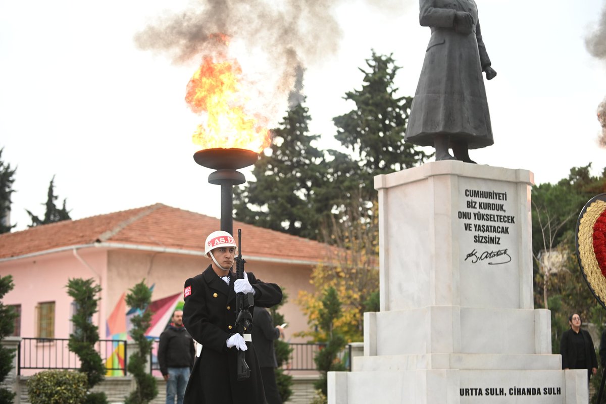 Atamızı Anma Günü’nde Cumhuriyet Meydanı’nda saygıyla durduk. 

Bir gün değil, her gün O’nun fikirleriyle yolumuzu aydınlatmaya ve Cumhuriyet’e sahip çıkmaya devam edeceğiz. 🇹🇷

#AtamızıAnmaGünü #10Kasım #UluÖnderAtatürk #AtamızıSaygıylaAnıyoruz #CumhuriyetMeydanı #Çanakkale #CHP