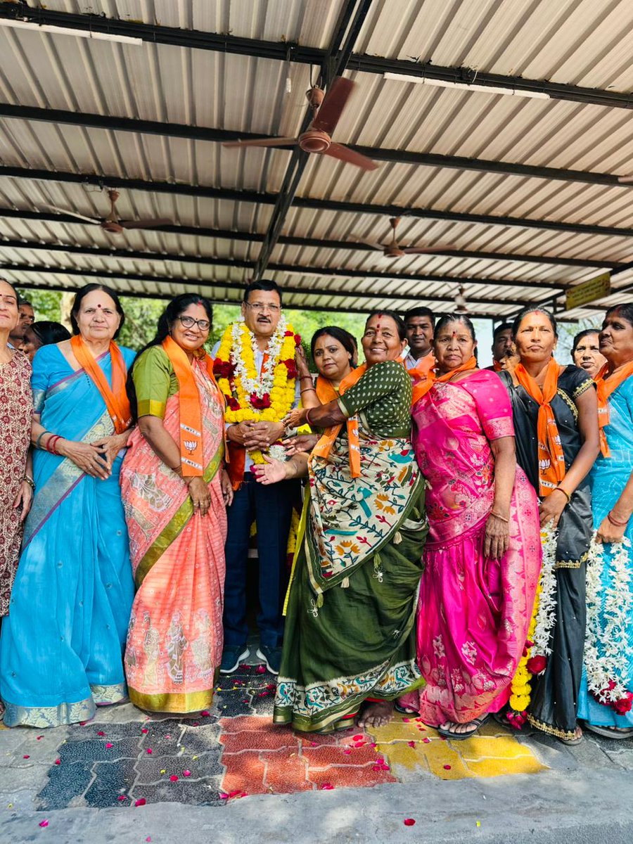 આ અવસરે આદરણીય વડાપ્રધાન શ્રી <a href="/narendramodi/">Narendra Modi</a> સાહેબના “આત્મનિર્ભર ભારત”ના સંકલ્પને સાકાર કરવા સૌને સ્વદેશી વસ્તુઓ અપનાવા આગ્રહપૂર્વક અપીલ કરી.