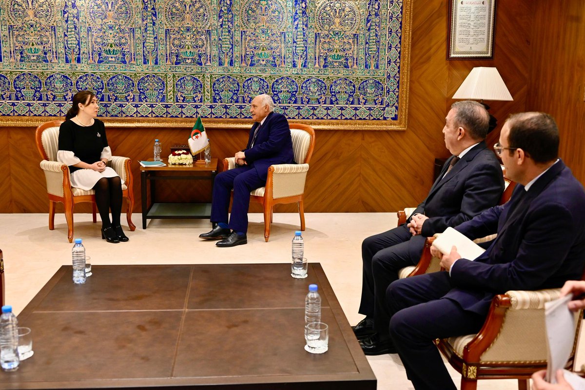 استقبل وزير الدولة، وزير  الشؤون الخارجية والجالية الوطنية بالخارج والشؤون الإفريقية، السيد <a href="/AhmedAttaf_Dz/">أحمد عطاف Ahmed Attaf</a> اليوم بمقر الوزارة، السيدة جميلة باي أوغلو جيران Cemile Hacibeyoglu Ceren، التي سلمته أوراق الديوان بصفتها ممثلة البنك الدولي وممثلة مؤسسة التمويل الدولية لدى الجزائر🇩🇿