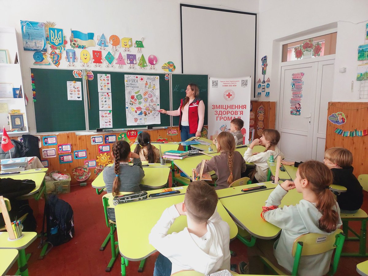 albertbruno011's tweet photo. #HOPEFORUKRAINE🇺🇦🙏

In Lanivtsi, the Ukrainian Red Cross held lessons for fourth-graders on healthy living. Kids learned about balanced nutrition and the importance of fitness. 

They explored food groups, played the Healthy or Unhealthy? game, and ended with short exercises. https://t.co/aDUN9iXCLs