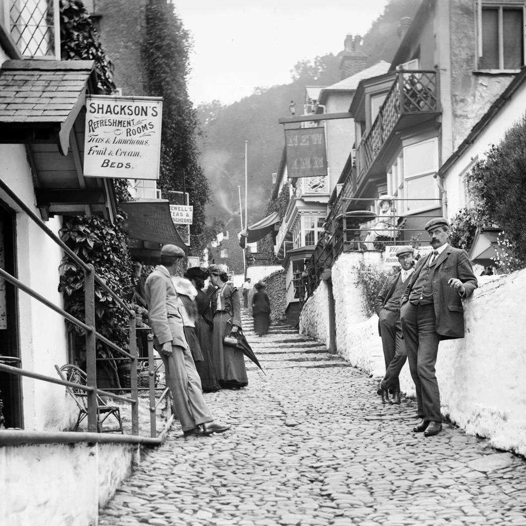 Built into a 400-foot cliff, the harbour village of Clovelly in Devon has no vehicular access, so residents have to use sledges to transport goods from the bay. 🎣

This photo from our archive is thought to have been taken in the early 20th century. 📸