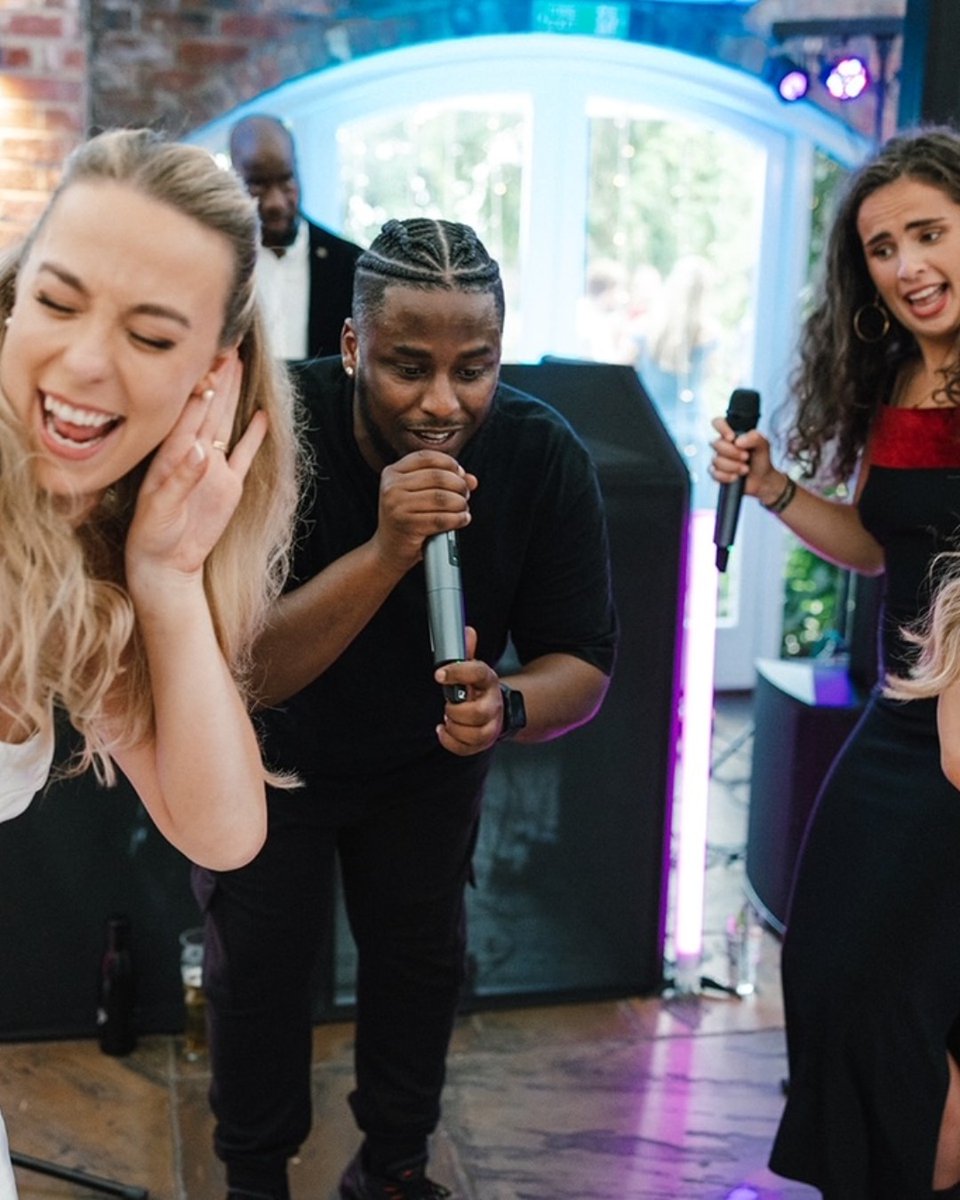 functioncentral's tweet image. Mojo Brass Band brought bold, feel-good energy to Marcus and Kate’s wedding at North Brook Park in Hampshire  🎺🎉🕺

📸 Photographer - @olegs_samsonovs 

Read more about the band here - ow.ly/E7Wx50XkuSA

 #weddingplanning #weddingmusic #bandsforhire #bandsinhampshire