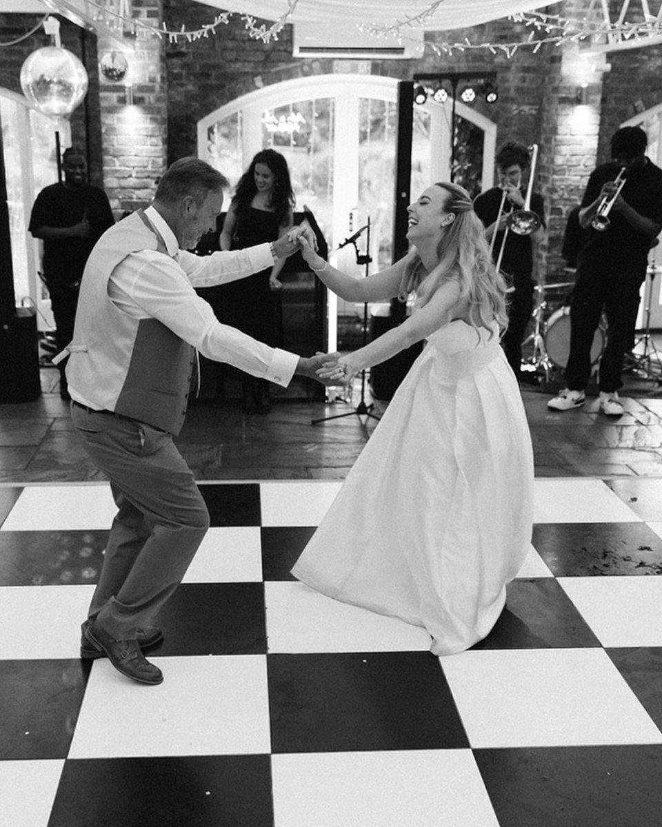 functioncentral's tweet image. Mojo Brass Band brought bold, feel-good energy to Marcus and Kate’s wedding at North Brook Park in Hampshire  🎺🎉🕺

📸 Photographer - @olegs_samsonovs 

Read more about the band here - ow.ly/E7Wx50XkuSA

 #weddingplanning #weddingmusic #bandsforhire #bandsinhampshire