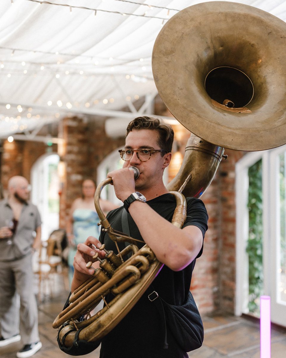functioncentral's tweet image. Mojo Brass Band brought bold, feel-good energy to Marcus and Kate’s wedding at North Brook Park in Hampshire  🎺🎉🕺

📸 Photographer - @olegs_samsonovs 

Read more about the band here - ow.ly/E7Wx50XkuSA

 #weddingplanning #weddingmusic #bandsforhire #bandsinhampshire