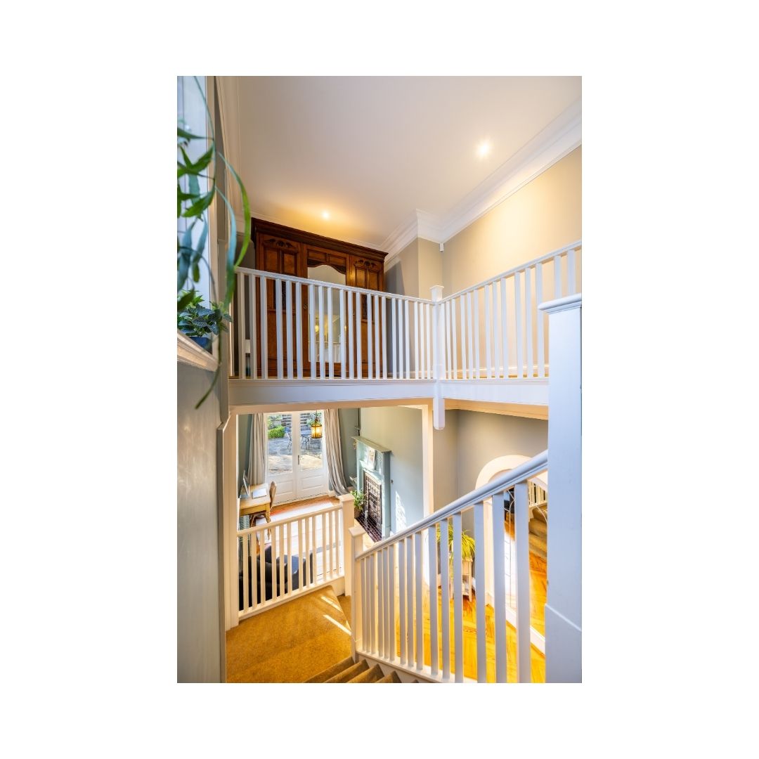 moverevolution's tweet image. A landing that feels like a gallery — light, height and space to move and breathe.

📸 Tom Joslin for Move Revolution
#InteriorArchitecture #DesignInspo