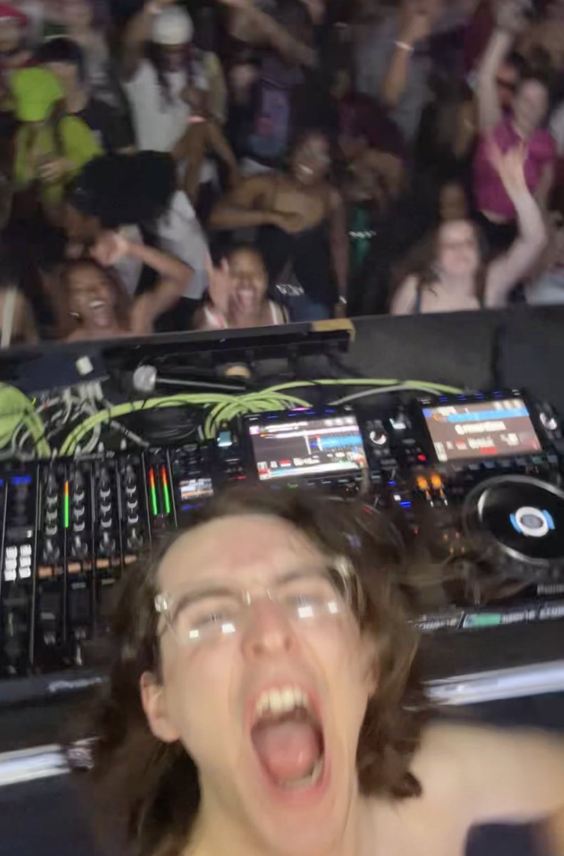 sync on 
master in the red

and he's the best DJ on earth