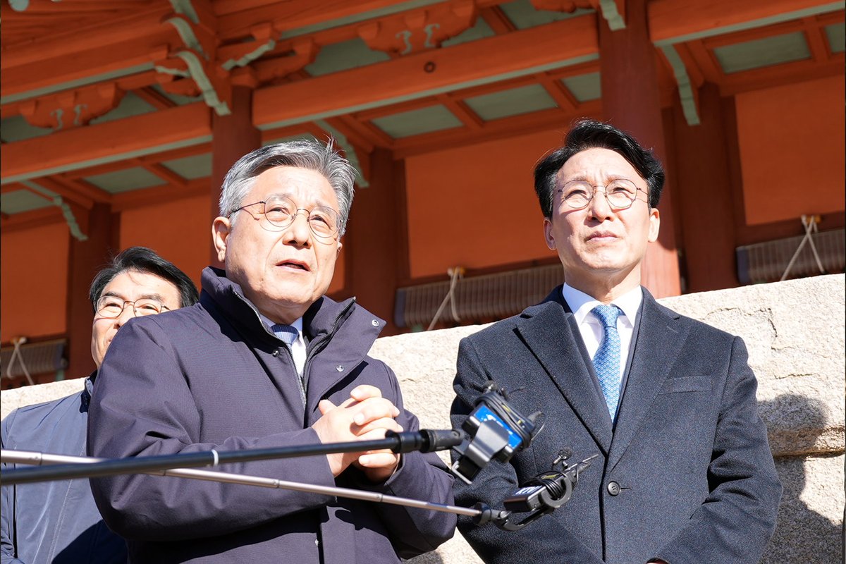 AdmorofKHS's tweet photo. 오늘 김민석 국무총리님, 학계 전문가분들과 세계유산 종묘를 찾았습니다. 가을 햇살 속에서 마주한 종묘는 장엄하고 고요했습니다. 종묘는 전 인류가 함께 보존하고 후손에게 전할 '탁월한 보편적 가치'를 지닌 유산입니다. 소중한 유산을 지키는 일은 우리 모두의 책임이자 미래세대와의 약속입니다. https://t.co/bRWfg0cyPE