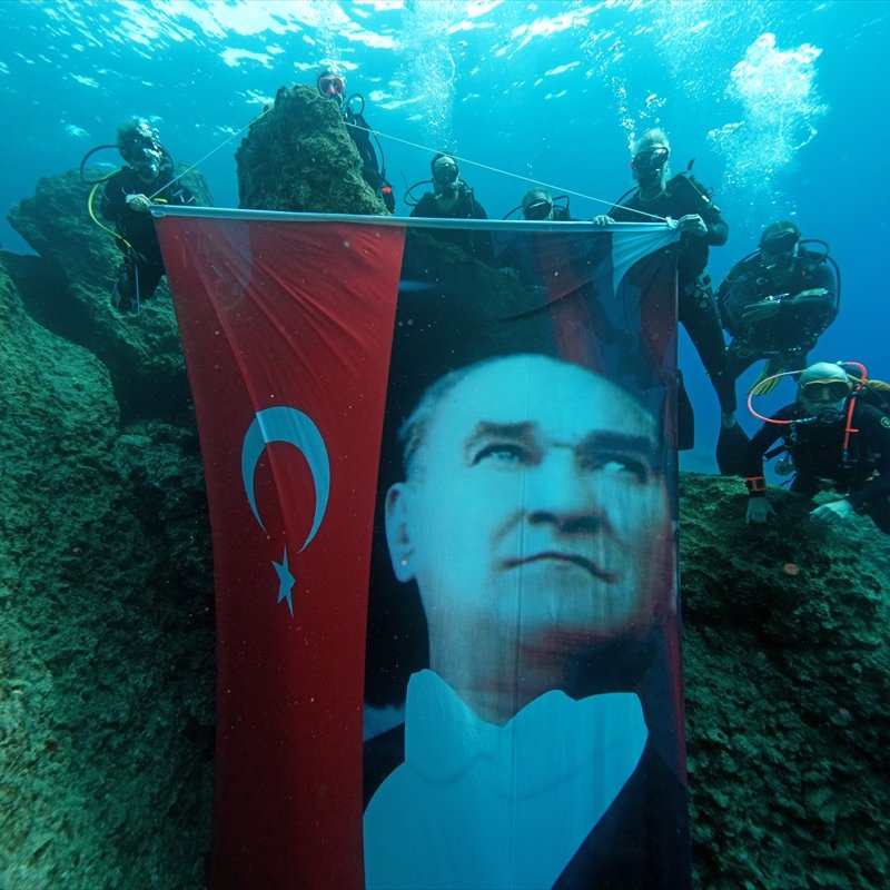 pusholder's tweet photo. Antalya'nın Kaş ilçesinde dalışçılar, Atatürk'e saygı dalışı gerçekleştirdi. https://t.co/67K74EbpEt