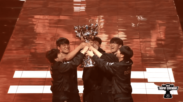 EgbertRico33763's tweet photo. #T1 #롤 #롤드컵 #페이커 

T1의 6번째 월즈 우승을 축하합니당!!
대상혁 ♥ https://t.co/tQqvgVLSYs